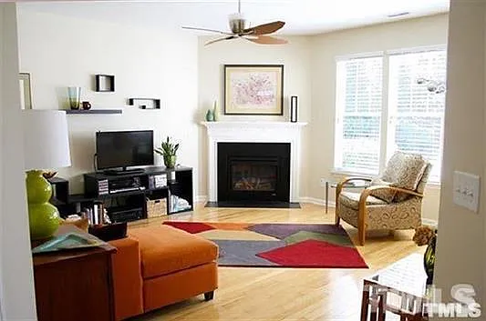 3 bed, 2.5 bath, 1977 sqft, $2,050 — Photo 2