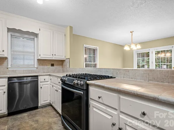 2433 1st St NW APT 22, Hickory, NC 28601