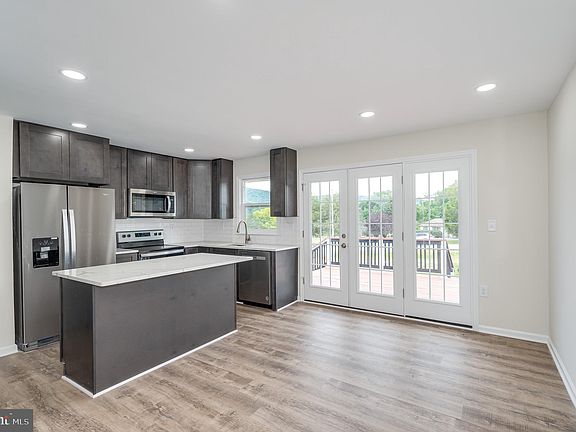 3rd image of 201 Pointfield Dr