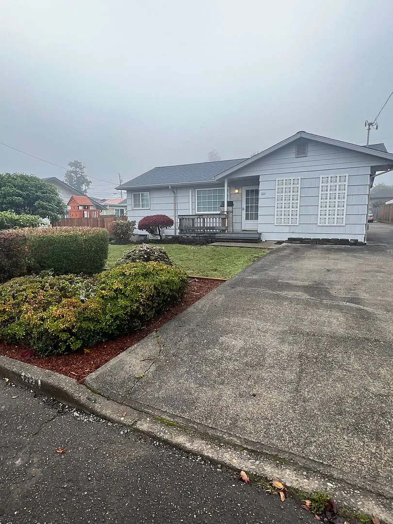 Bright & Spacious 3-Bedroom North Bend Home with Sunroom — Photo 4