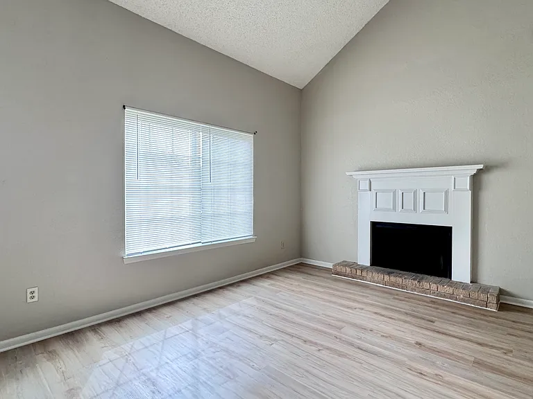 1302 Chapel Creek Rd — Photo 2