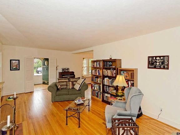 4th image of 213 Lenox Ave