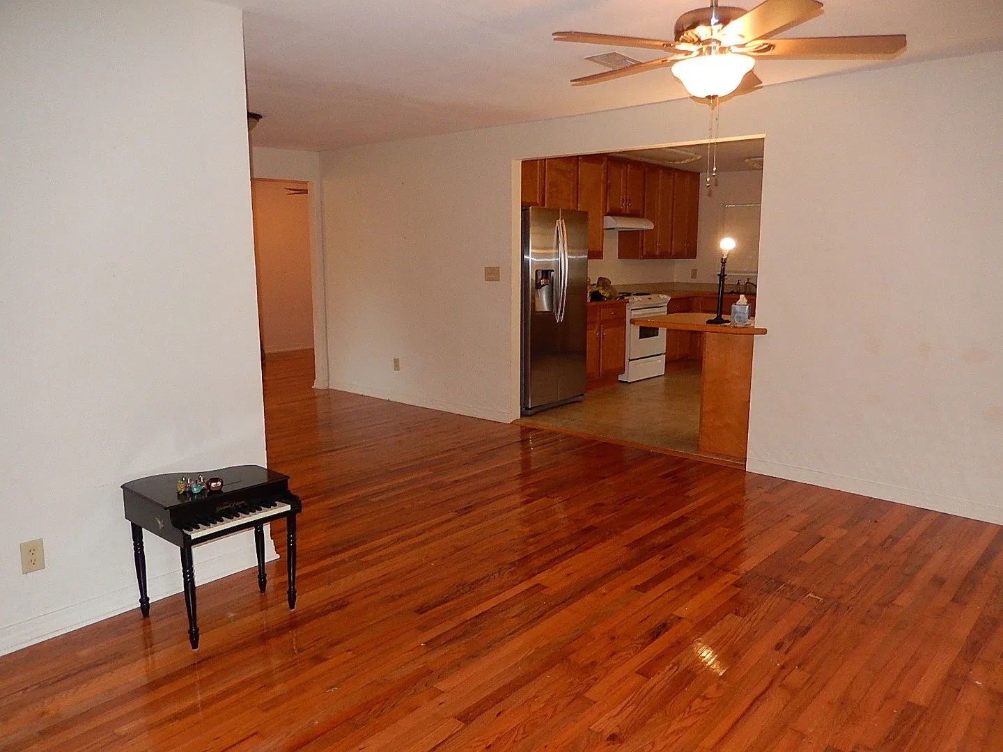 Lovely 3/2 Midtown House W/ Deck, Wood Floors, Newer Interior Paint, And Fenced Yard For $1,795/M... — Photo 2