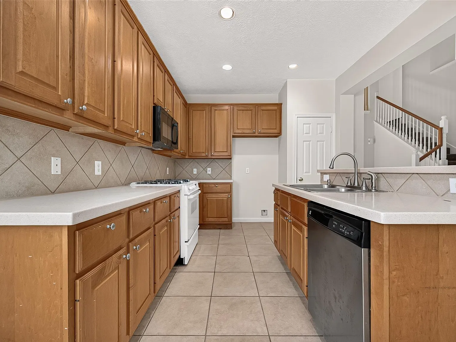 4 bed, 2.5 bath, 2687 sqft, $2,500 — Photo 3