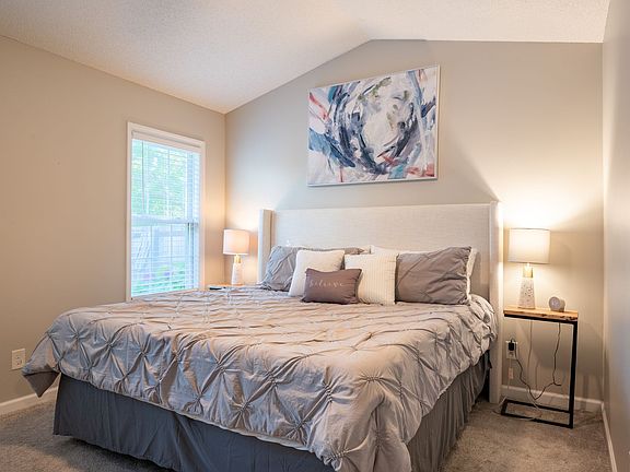 3rd image of 907 Brewster Ln