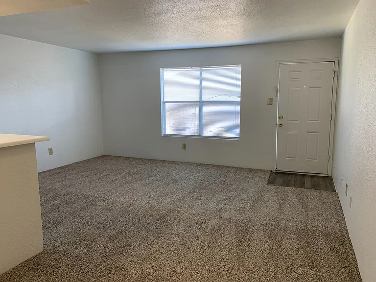Emerald Cove Apartments — Photo 34