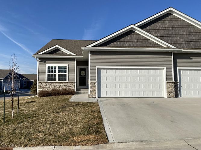 1st image of 832 Pinehurst Way