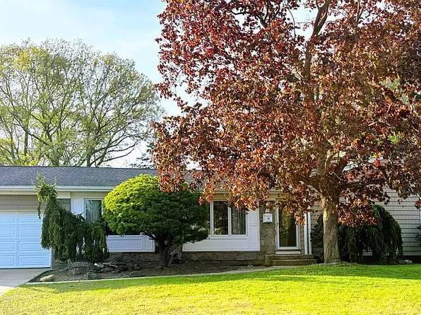 19 Harloquin Dr, Smithtown, NY 11787