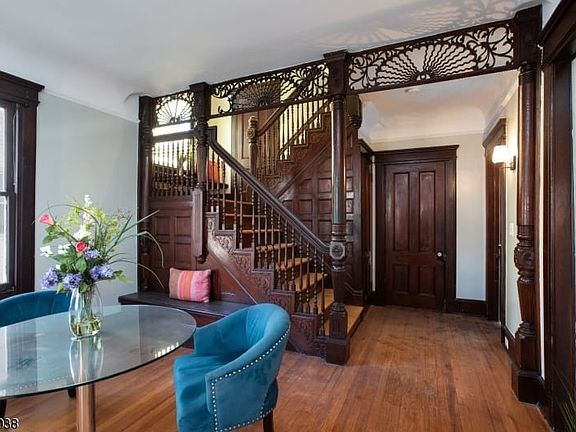 5th image of 31 Cloverhill Pl Floor 1