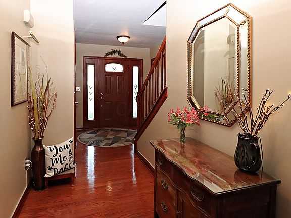 4th image of 413 Mulberry Way W