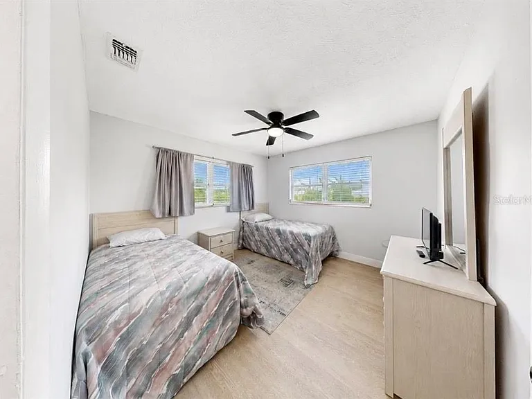 4933 Victoria Dr — Photo 15