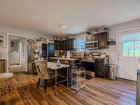 3rd image of 1409 Snapp Rd