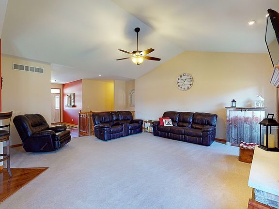 4th image of 405 Bradley Ln