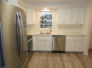 404 Ferncrest Ct, Three Bridges, NJ 08887