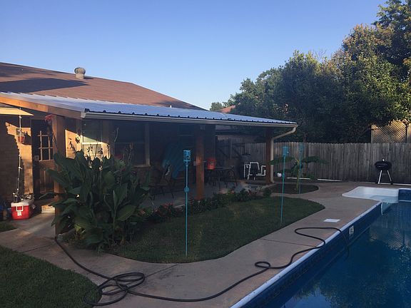 3rd image of 749 NW Charlyne Dr