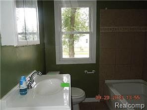 4th image of 983 Goddard St