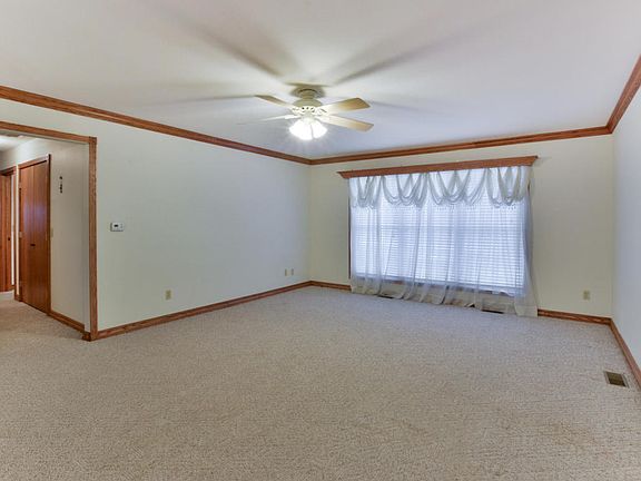 4th image of 915 Wilshire Dr