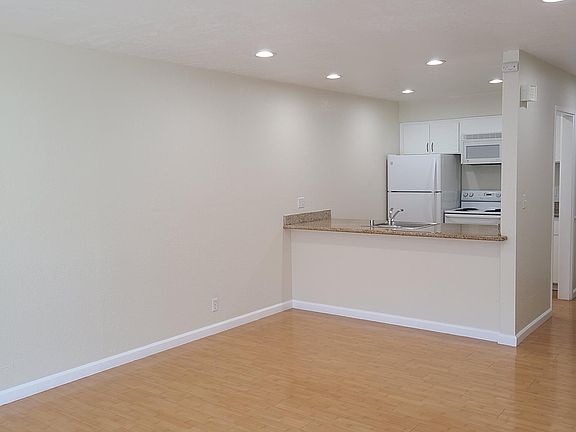 2nd image of 1989 Ascot Dr APT 2