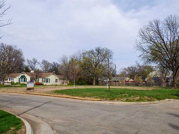 3rd image of 20 E Peach Tree Ln
