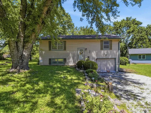 120 W Tucker Ct, Carbondale, KS 66414