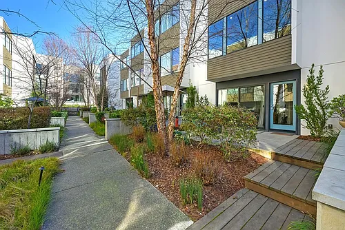 979 Eames Walk Photo 1