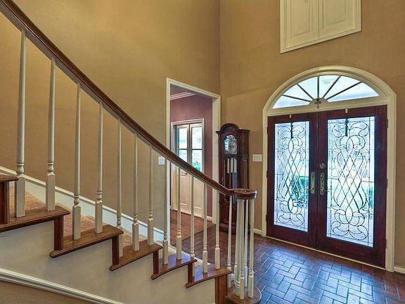 2-story entry with sweeping staircase