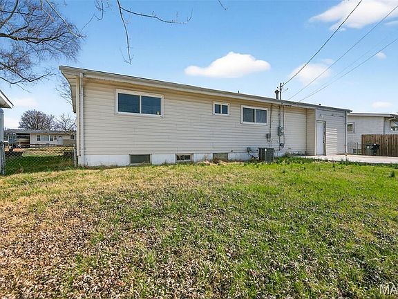 3rd image of 460 Wren Dr