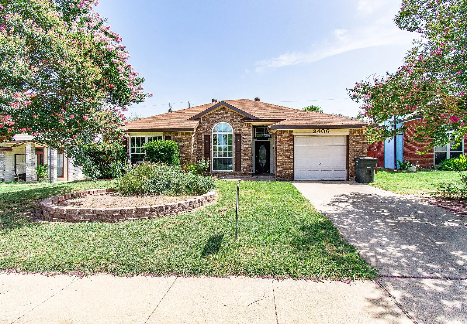 3 bed, 2.0 bath, 928 sqft, $1,375 — Photo 1
