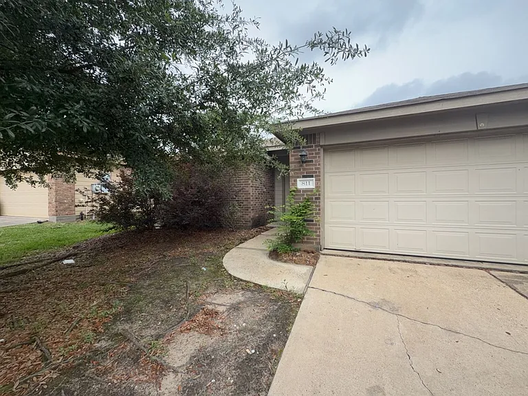 811 Lovebug Ln — Photo 1