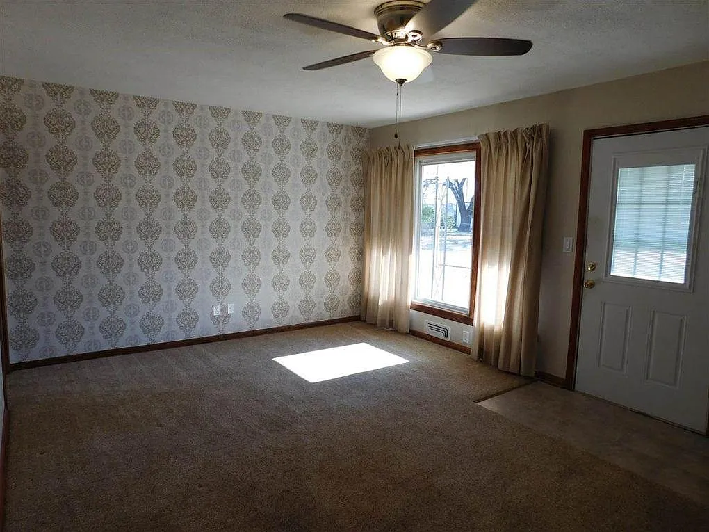 3 bed, 1000 sqft, $1,300 — Photo 3