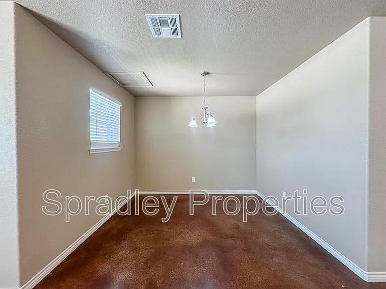 642 Laila Ln — Photo 3
