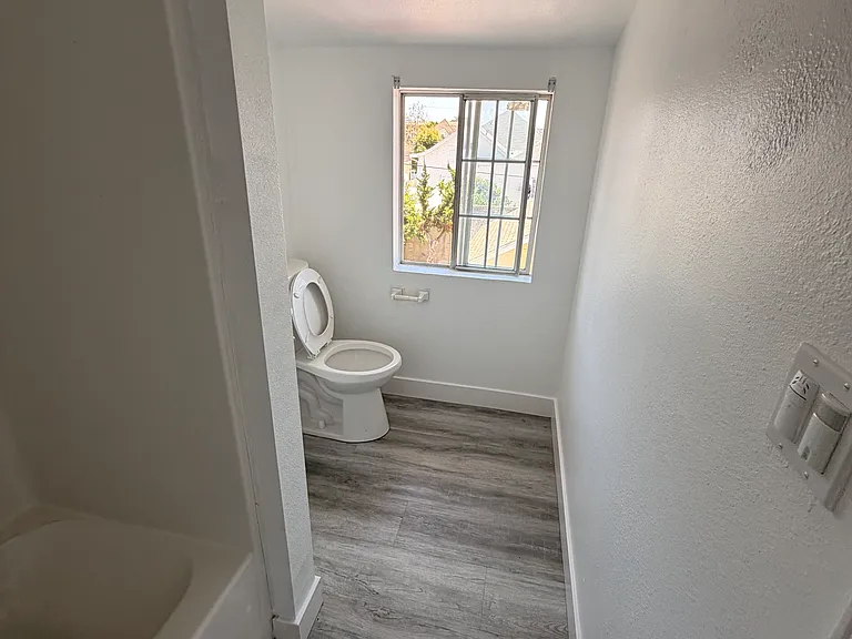 1820 W 11th St #8 — Photo 6