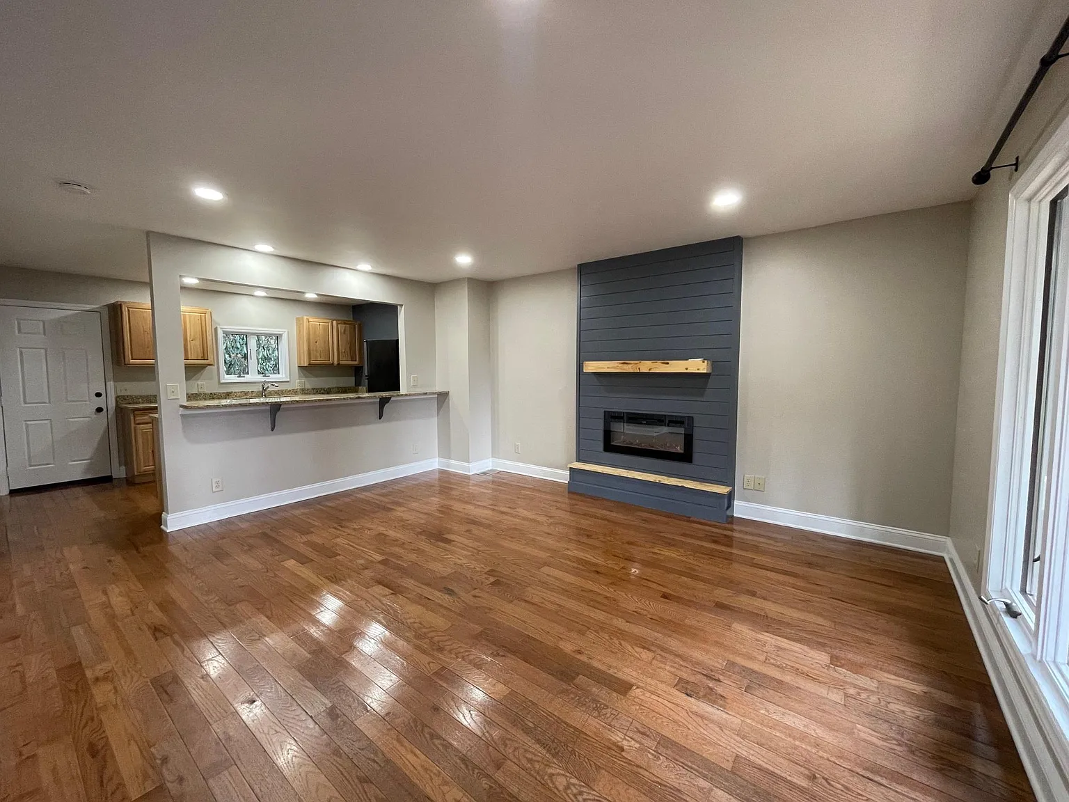 2 bed, 1012 sqft, $2,000 — Photo 2