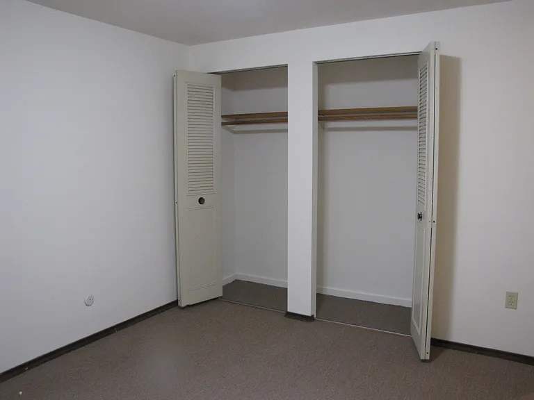Hallmark Apartments — Photo 16