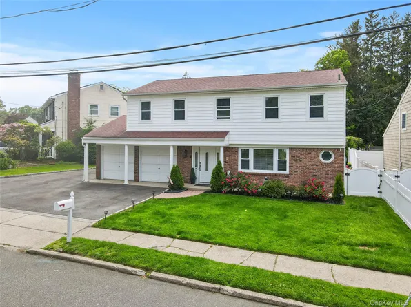 1 Bennett Avenue, Huntington, NY 11746
