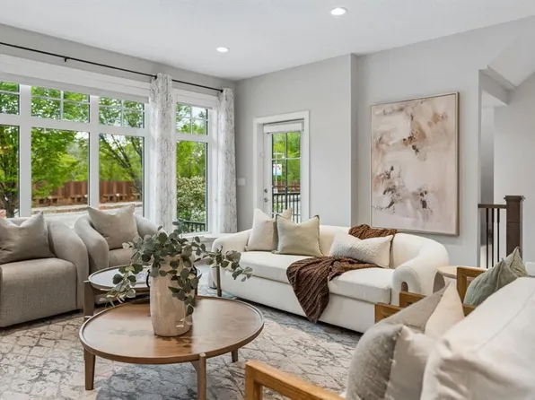 512 W Memorial Dr NW, Calgary, AB T2N 3C4