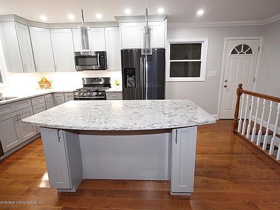 5th image of 102 Retford Ave