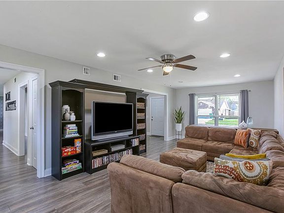 4th image of 50 Oakley Dr