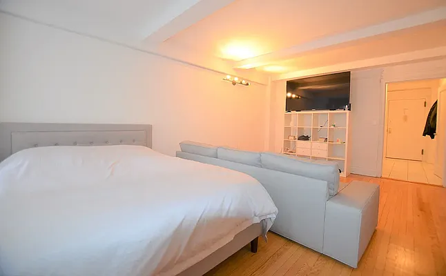 Rented by Manhattan Realty Group | media 8