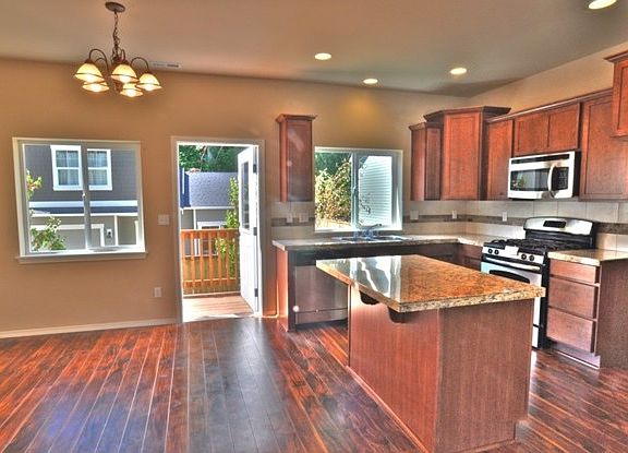 4th image of 10010 9th Avenue Court East