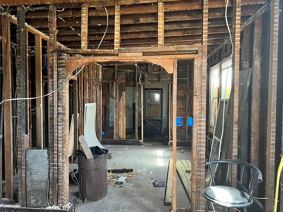 2nd image of 995 E 79th St