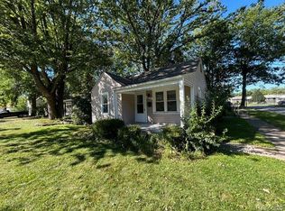 21751 Roslyn Rd, Harper Woods, MI 48225