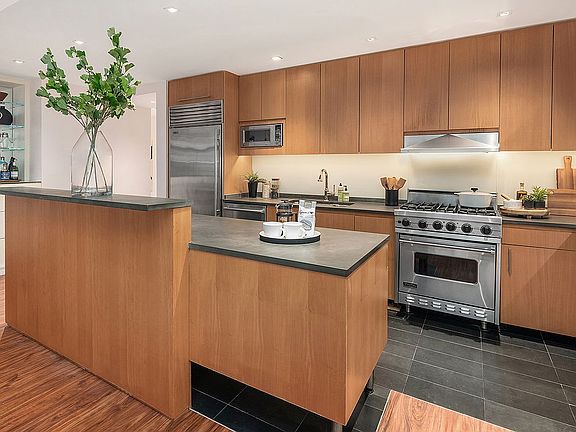 3rd image of 255 Hudson St #Townhouse 1