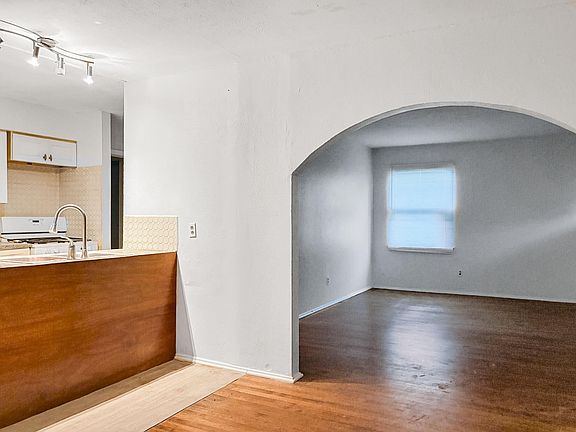 3rd image of 4423 Holloway Dr