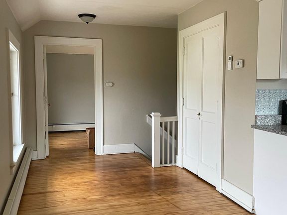 3rd image of 52 Pearl St