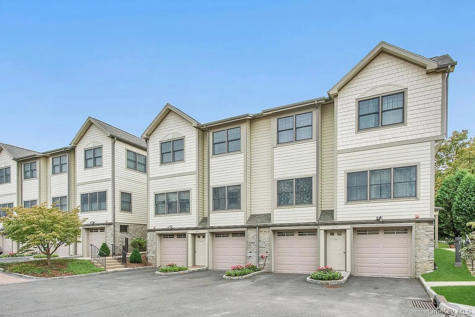 3 bed, 2.5 bath, 2720 sqft, $6,500 — Photo 2