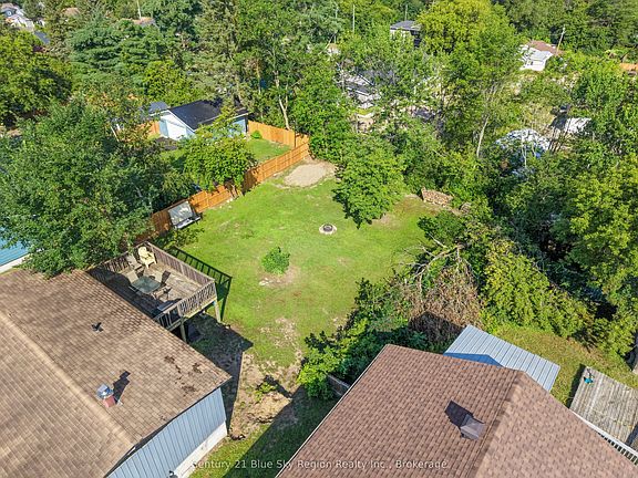 5th image of 980 Lily St