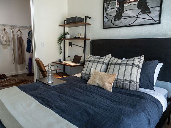 5th image of 1010 11th St #323