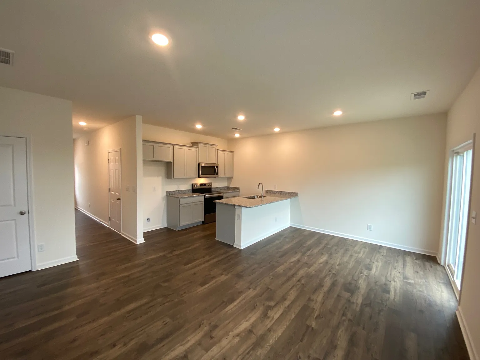3 bed, 1381 sqft, $2,000 — Photo 2