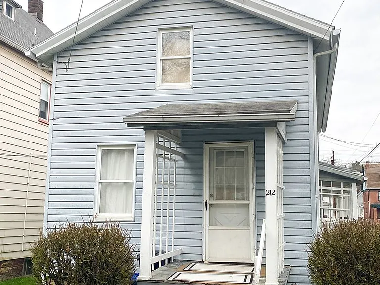 212 E Walnut St — Photo 1
